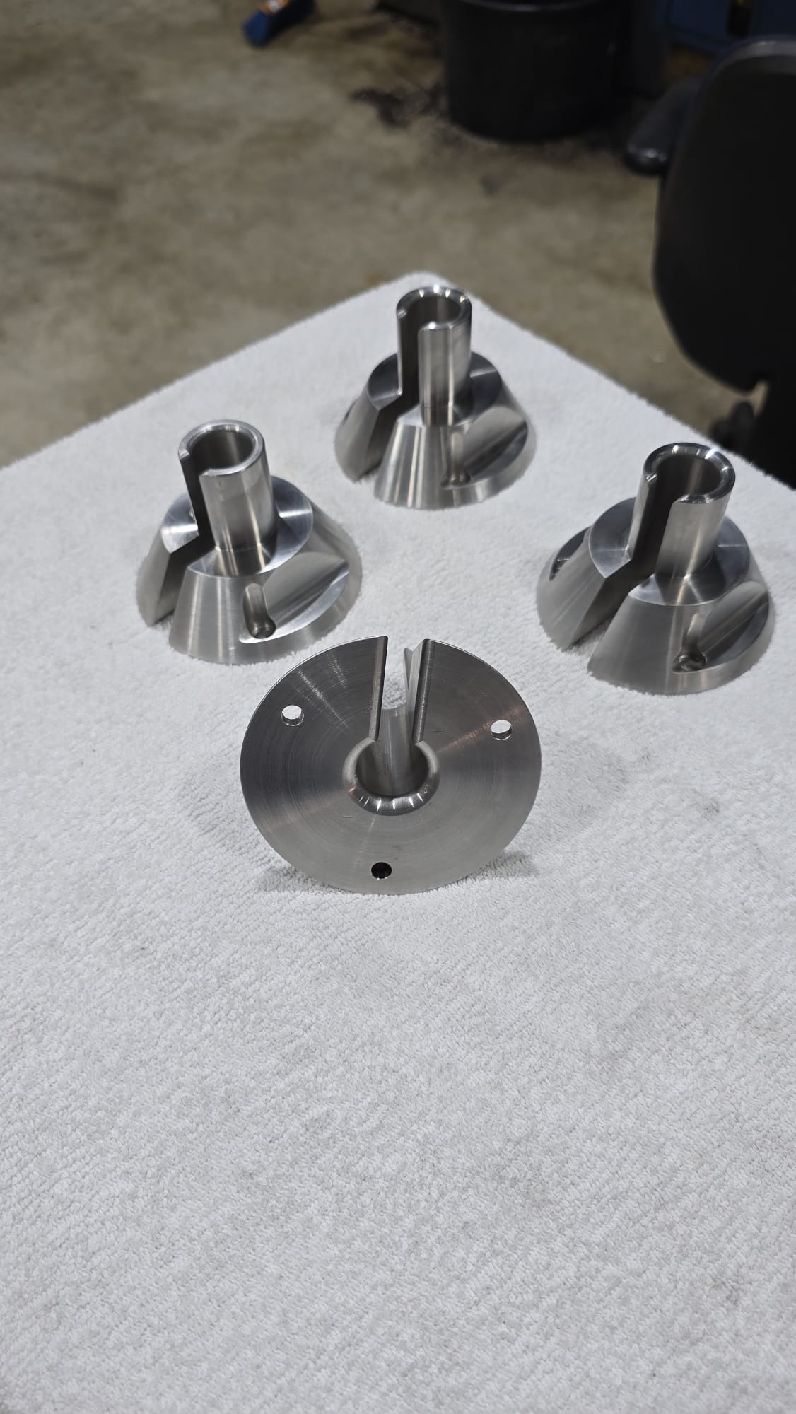 רכיבי מתכת מחורצים שיוצרו בעיבוד CNC
