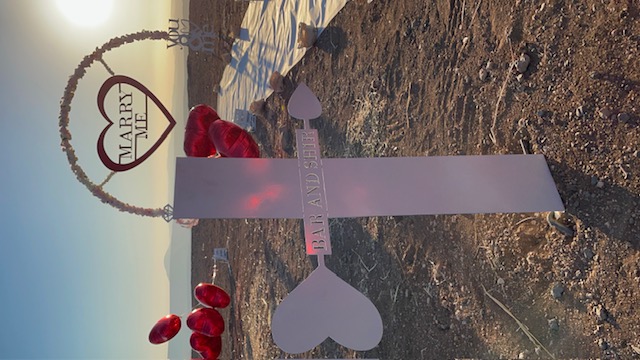 שלט הצעת נישואין ממתכת בצורת לב עם תמרור כיוון מעוצב