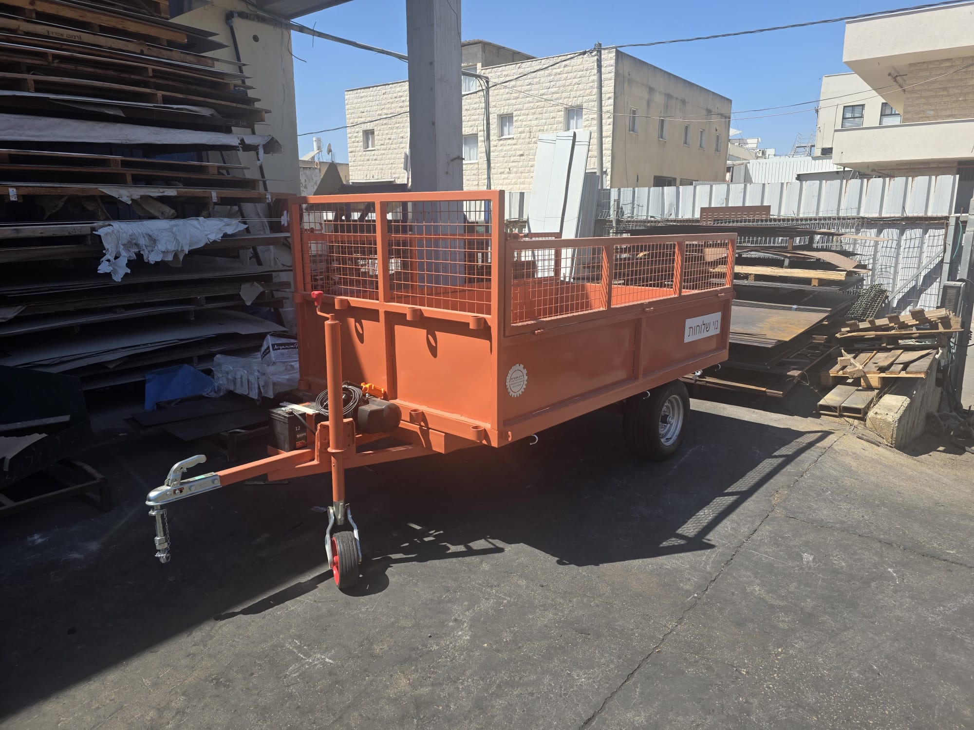 עגלת הייבר כתומה לרכב תפעולי בגודל 1.2×2 מטר, עם דפנות רשת ומערכת הידראולית חשמלית