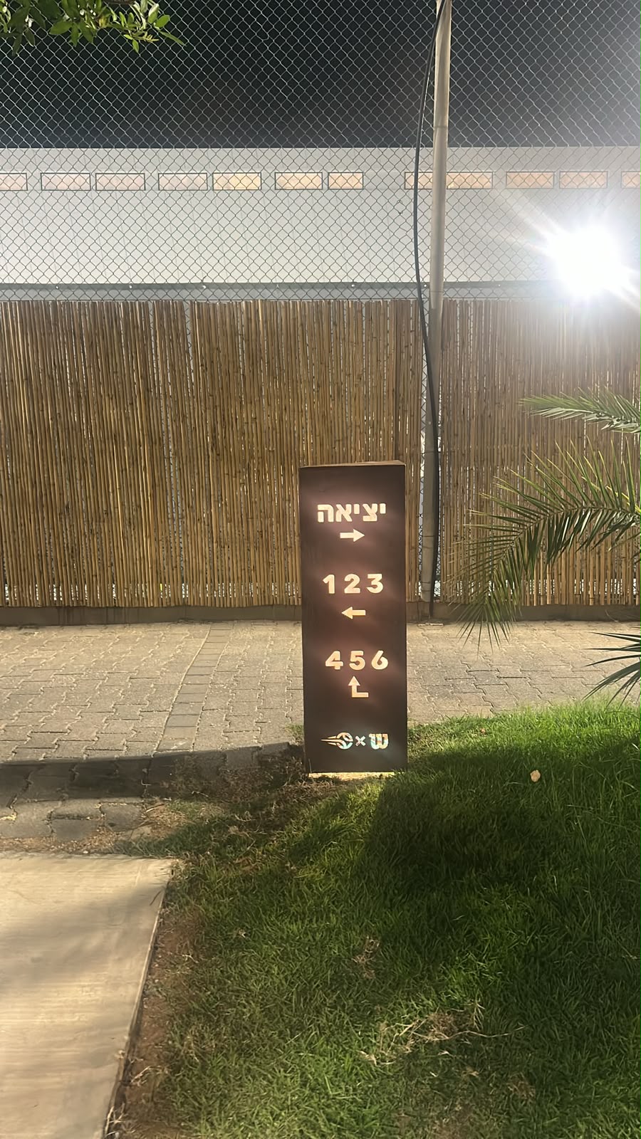 שלט הכוונה ממתכת מואר עם חיצים ליציאה ולמספרי אזורים